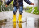 Ігри в дощ: як обрати ідеальні резинові чоботи для вашого хлопчика