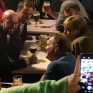 Как Меркель с Макроном отдыхают от переговоров по Brexit в брюссельском баре под пиво и картошку фри. Видео