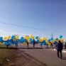 Гигантское полотно на шариках запустили волонтеры
