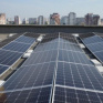 В Киеве на крыше троещинской высотки установили самую большую в Украине солнечную батарею (фото)
