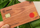 В поддержку экологии: британский стартап представил первую в мире деревянную платежную карту