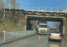 Не пролезла: на Крестьянском спуске фура застряла под мостом