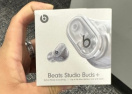 Новые наушники Beats Studio Buds+ в прозрачном дизайне уже завезли в магазины