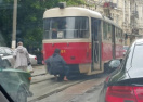 Зацеперы совсем распоясались: Теперь кидают камни во встречные трамваи