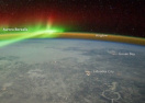 NASA опубликовало фото с одновременным северным сиянием и свечением Земли