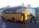 Полтавские патрульные толкали заглохшую маршрутку (фото)